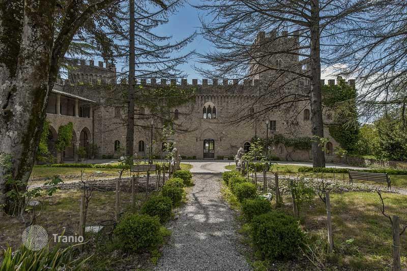 An ancient, charming estate with a 14th century castle settled in a peaceful countryside setting just a few kilometres away from Perugia
