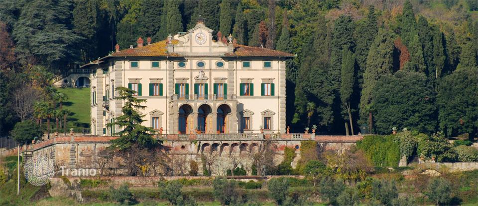 The estate of the 19th century with vast areas of land, including forests, vineyards and olive groves in Tuscany